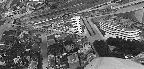 On the right, the Queen Astrid maternity hospital in 1939, in the center, the Moreau apartment building with, on its left, the Mattot house, all three works by Marcel Leborgne in Charleroi.
