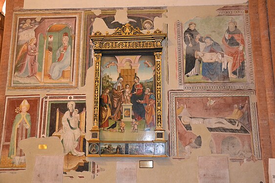 Votivfresken, die zwischen 1410 und 1440 von Schülern von Michelino da Besozzo und einem Altarbild von Bernardino Lanzani, 1515 realisiert wurden.