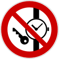 D-P020: Mitführen von Metallteilen oder Uhren verboten