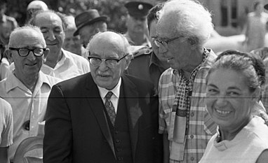 Reuven Rubin reicibiendo la visita de Zalman Shazar 1969