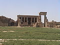 Vue de l'enceinte du grand temple d'Hathor de Dendérah