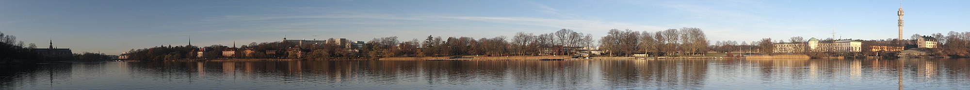 Djurgårdsbrunnsviken i december 2009 sett från Södra Djurgården. Till vänster Nordiska museet, Djurgårdsbron och Diplomatstaden. Till höger Sjöhistoriska museet och Kaknästornet