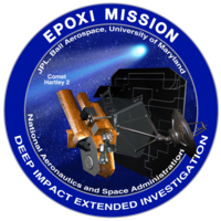Круг с синей рамкой обводит изображение космического корабля, приближающегося к комете. По краю изображения написаны слова «EPOXI Mission» и «Deep Impact Extended Investigation».