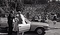 De Heidekoningin arriveert in het Openluchttheater voor de opening van de Heideweek (1975)