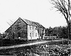 Casa de Edmund Rice (c. 1643) en Sudbury (hoy Wayland, Massachusetts), destruida por el fuego hacia 1912.