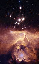 La nebulosa NGC 6357 ripresa dal telescopio spaziale Hubble; Pismis 24-1 è la stella più brillante visibile nel campo osservativo.