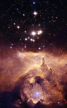 Pismis 24-1, uma parte de um aglomerado aberto localizado no núcleo da grande nebulosa de emissão NGC 6357, que se estende no céu um grau em direção à constelação Scorpius. Parte da nebulosa é ionizada pelas estrelas massivas mais jovens (mais azuis) em Pismis 24-1. A intensa radiação ultravioleta das estrelas ardentes aquece o gás que envolve o aglomerado e cria uma bolha na NGC 6357. (definição 3 140 × 5 057)