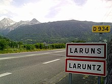 Photographie en couleurs de deux panneaux de signalisation avec écrit « LARUNS » et « LARUNTZ ».