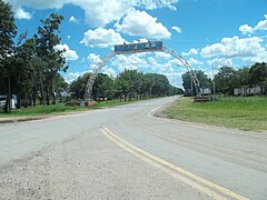 Cartel de entrada a Makallé sobre la Ruta Nacional 16.