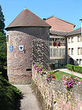 Le musée du Chapitre et les anciennes fortifications.