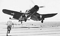 バンカー・ヒル艦上で着艦訓練中のF4U-1Aコルセア戦闘機（1943年）