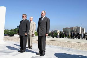 English: Fidel CASTRO in front of monument of ...