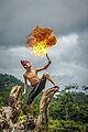 Un cracheur de feu en Indonésie, en mai 2019.