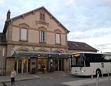 Autocar à son terminus, devant la gare.