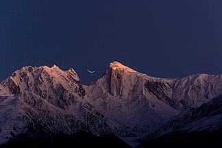 Spantik (Mitte) von Westen aus dem Hunza-Tal