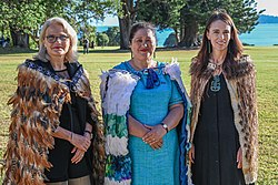 d’ Ardern (rachts) zamma mìt dr Genrààlgouverneura Cindy Kiro (mìtta) un d’ Presidantin vum oowerschta Grìchtshoof Helen Winkelman z’ Waitangi àm 22. Janner 2022