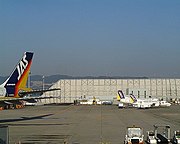A300-600RとJACのYS-11（大阪国際空港、2002年）