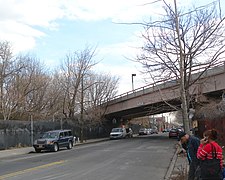 Elevated ramp to Archer Avenue Jamaica BMT descending over 130 St jeh.jpg