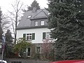 Villa mit Garten und Einfriedung