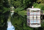 Lendkanal mit Ausflugsboot „Lendwurm“ vor Anker