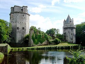 Vue du donjon et de la tour ronde à partir de l'étang