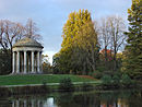 Georgengarten: Leibniztempel, Brücken, Obelisk, Eichengedenkstein, drei Kriegerdenkmäler