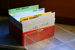En låda med tyska memoreringskort.