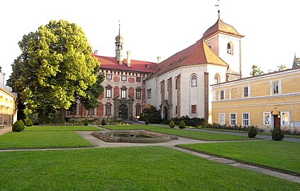 Das Schloss vom Eingang gesehen