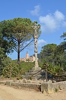 La cruz de entrada a la villa