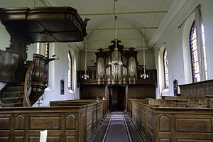 Interieur met links de kansel en rechts het orgel