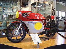 Agostini zette de MV Agusta 500 4C in 1976 meteen aan de kant. Pas in de laatste race verscheen de machine weer aan de start, maar toen won Ago er ook mee. Het was de laatste overwinning van een viertaktmotor in de 500cc-klasse