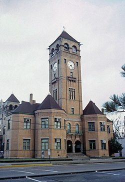 בית המשפט של מחוז מייקון במרכזה של העיירה