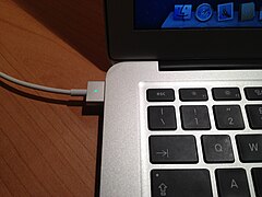 Адаптер живлення MagSafe другого покоління, який постачався з моделями MacBook Pro від 2012 року та MacBook Air після 2012 року.