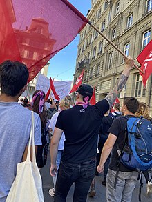 Photo du groupe de l'Étincelle, section suisse de la TMI à la marche contre la réforme des retraites à Berne le 18 septembre 2021