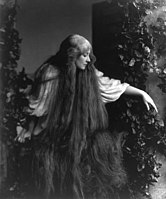Ca sĩ opera Mary Garden vào năm 1908 với mái tóc dài đến đầu gối.