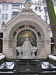 Tumba de Carl Hofmann en la Antigua Iglesia de San Mateo, Berlín (arquitecto: Bruno Schmitz); Mujer llorando por Nikolaus Geiger.