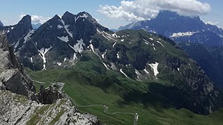 Monte Cernera mit dem Passo di Giau, links der markante Torre Dusso, im Hintergrund die Civetta