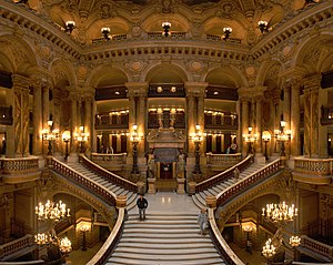 גרם המדרגות המרכזי באופרה גרנייה. בניין האופרה גרנייה, המכונה גם ארמון גרנייה, הוא בית אופרה מרשים בקצה הצפוני של שדרת האופרה ברובע התשיעי של פריז.