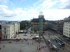 Jernbanetorget med den gamle Østbanehallen til venstre, Trafikantens klokketårn i midten og holdeplasser for trikk og buss til høyre. Foto: 2015