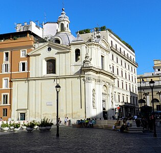 Vista da Piazza San Silvestro e a lateral da igreja.