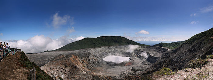 Vue panoramique de l'intérieur du cratère du Poás au Costa Rica.