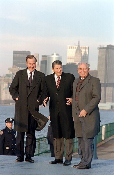 Plik:President Ronald Reagan and Vice President George H. W. Bush meet with Soviet General Secretary Mikhail Gorbachev on Governor's Island New York.jpg