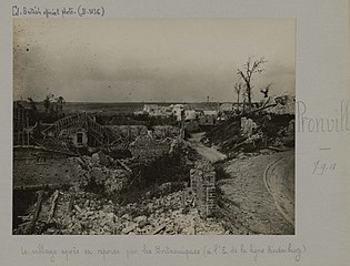 Ruines du village après la prise de la Ligne Hindenburg.