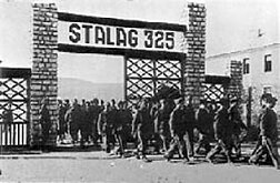 Paikkakunnalla sijainneen keskitysleirin porttia (Stalag-325).