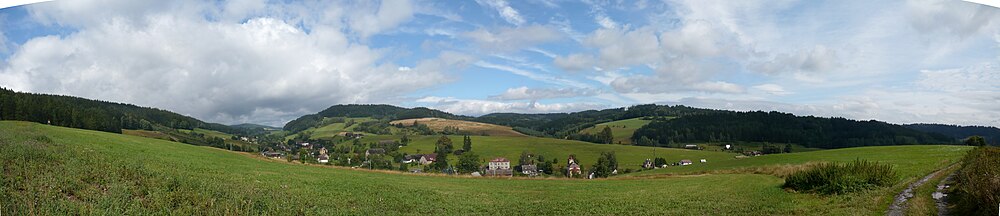 Vesnice Rokytník – panoramatický pohled (v pozadí hora Turov)