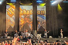 Skupina Sabaton během koncertu na Wacken Open Air v pozadí je na velkém plátně vidět přebal dvoujazyčné edice alba Carolus Rex