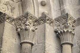Capitells tallats típicament intricats i motllures