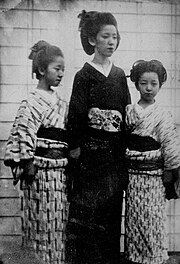 おはしょりの中心をしごき帯で締めた島津斉彬の娘たち(1858年頃)