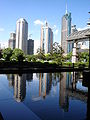 Od prawej: World Finance Tower (212 m), Huaneng Union Tower (188 m), Shanghai Sen Mao International Building (203 m)