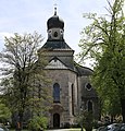Karl-Theodor-Platz mit der Salinenkapelle St. Rupert und Maximilian.